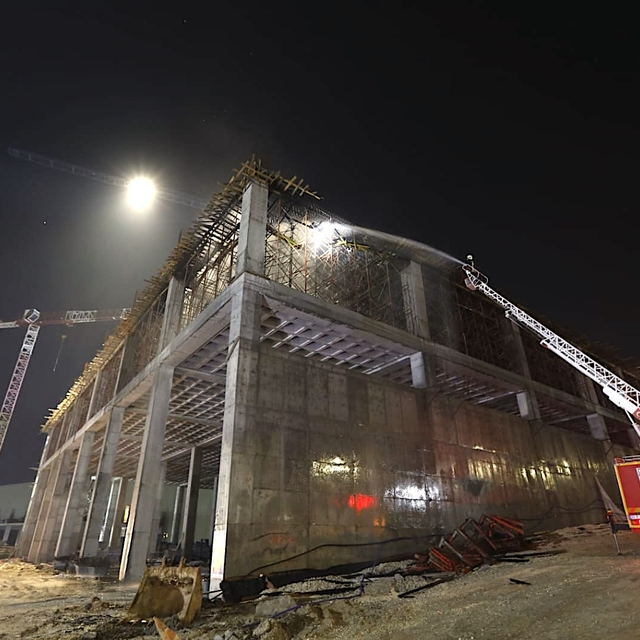 Mersin'de fabrika inşaatında çıkan yangın kontrol altına alındı