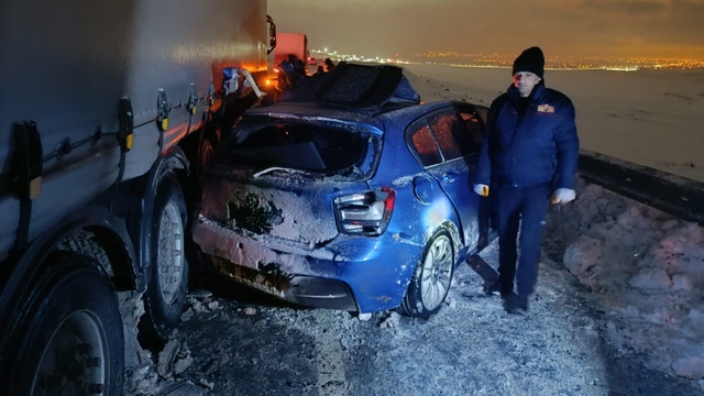 Iğdır´da karlı yolda kayan otomobil TIR'a çarptı: 1 ölü, 1 yaralı