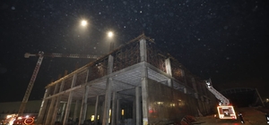 Mersin'de fabrika inşaatında yangın çıktı