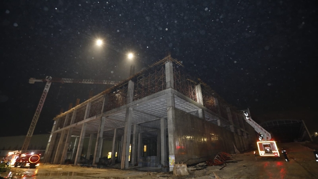 Mersin'de fabrika inşaatında yangın çıktı
