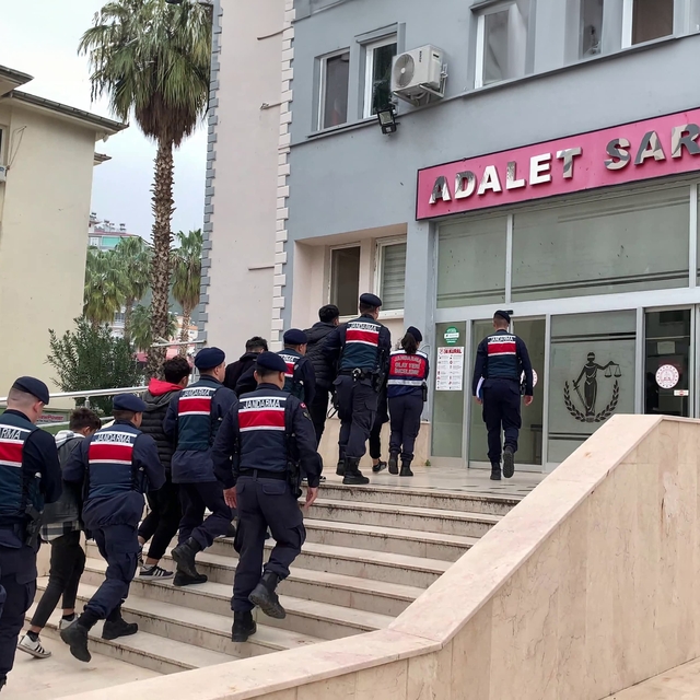 Mersin'de park halindeki iki motosikleti çalan 4 zanlı tutuklandı