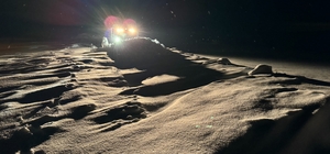 Yolu kapanan mezrada rahatsızlanan hamile kadın, paletli ambulansla alınıp,...