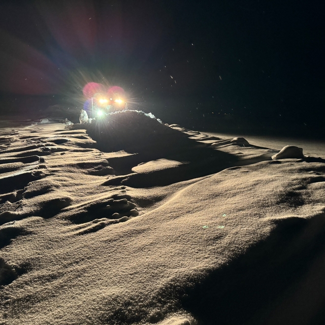 Yolu kapanan mezrada rahatsızlanan hamile kadın, paletli ambulansla alınıp,...