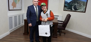 Artvin Valisi Ünsal, özel gereksinimli çocuk ve ailesini makamında kabul etti