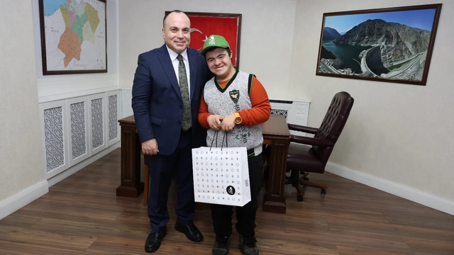 Artvin Valisi Ünsal, özel gereksinimli çocuk ve ailesini makamında kabul etti