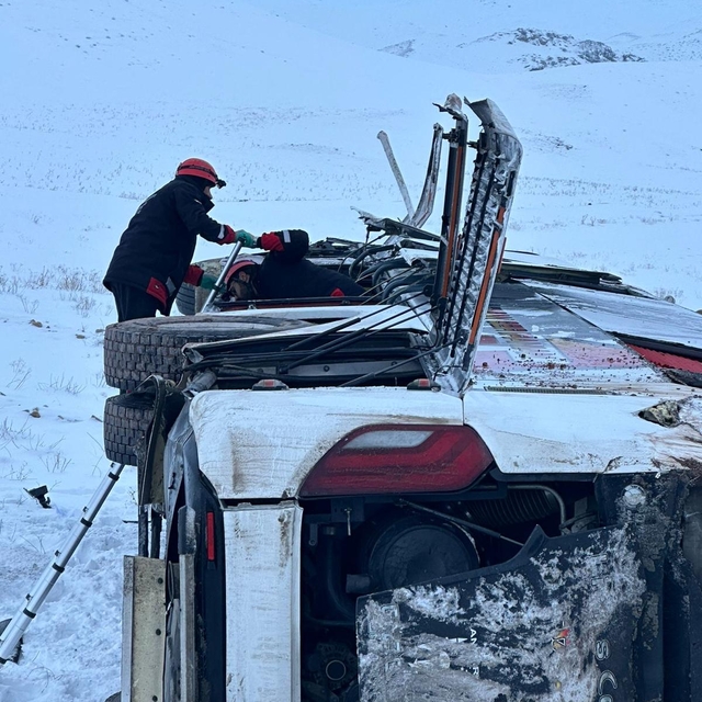 Ağrı'da İranlı yolcuları taşıyan otobüsün devrildiği kazada 10 kişi yaralan...