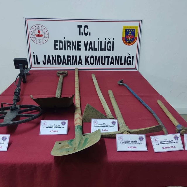 Edirne'de kaçak kazı yapan 4 şüpheli suçüstü yakalandı