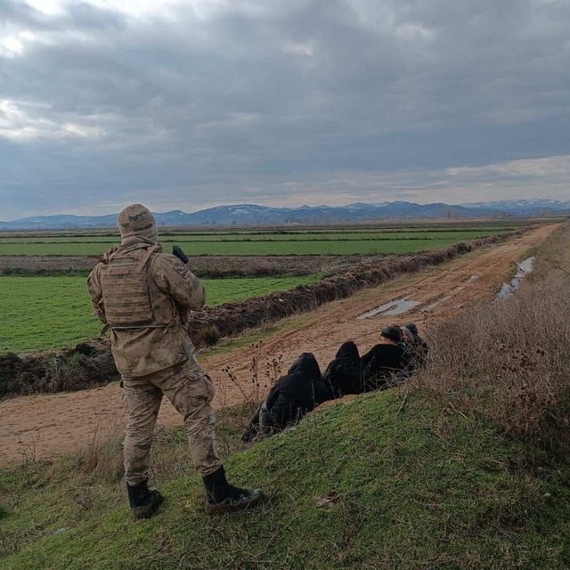 Edirne'de jandarma ekipleri 21 düzensiz göçmen yakaladı