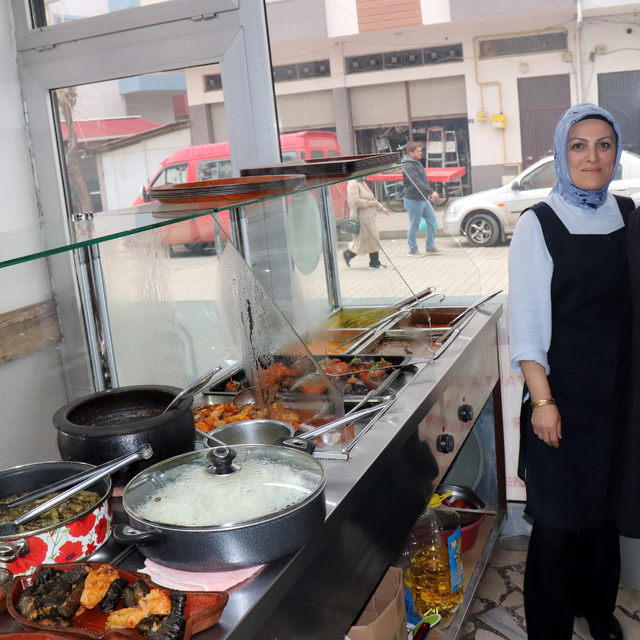 Ordu'da iki kız kardeş babalarının desteğiyle açtıkları lokantayı işletiyor