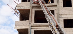 Mersin'de 10 katlı inşaatta güvenlik filesine düşen işçiyi itfaiye kurtardı