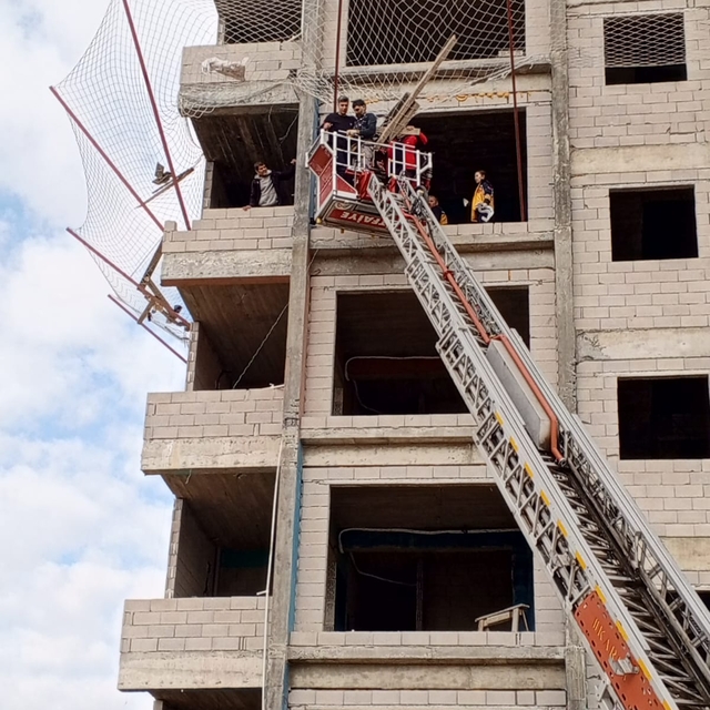 Mersin'de 10 katlı inşaatta güvenlik filesine düşen işçiyi itfaiye kurtardı