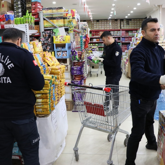 Zabıta ekipleri marketlerde denetim gerçekleştirdi