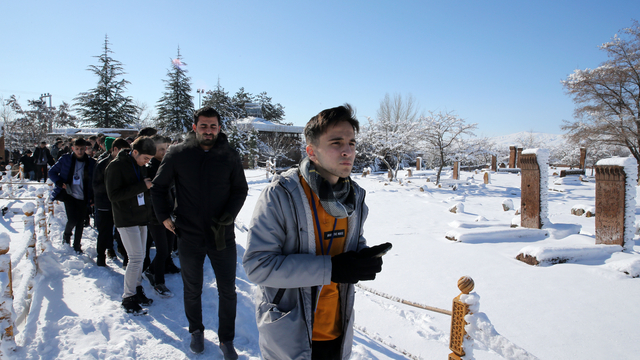 "Maziden Atiye Ahlat" programıyla 80 öğrenciye Ahlat'ın tarihi mekanları gezdirildi