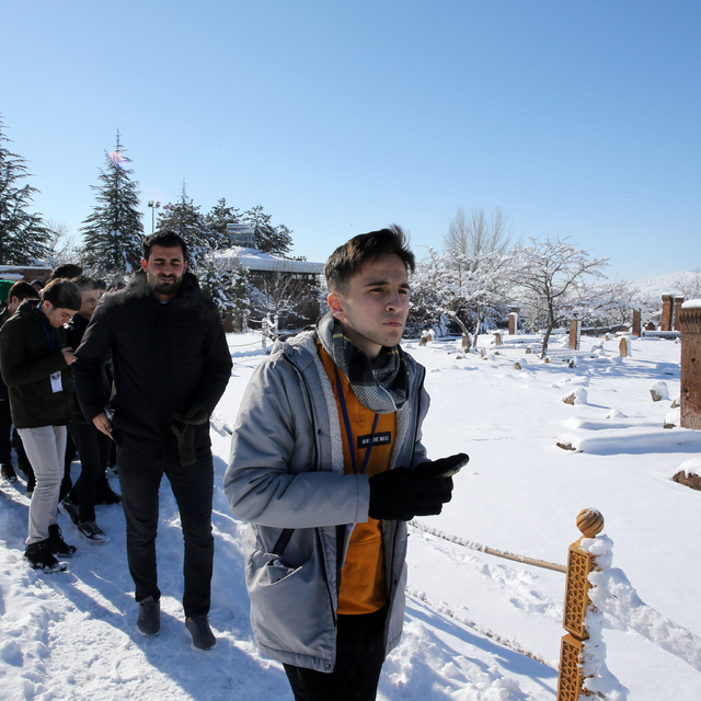 "Maziden Atiye Ahlat" programıyla 80 öğrenciye Ahlat'ın tarihi mekanları ge...