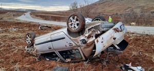 Çorum'da devrilen otomobilin sürücüsü emniyet kemeri sayesinde kazayı yaralanmadan atlattı
