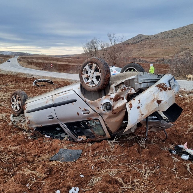 Çorum'da devrilen otomobilin sürücüsü emniyet kemeri sayesinde kazayı yaral...