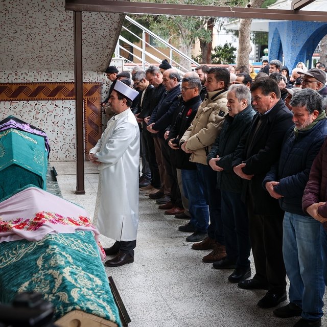 İzmir'de öldürülen 3 yaşındaki kız çocuğu ile anneannesi son yolculuklarına...