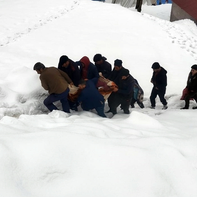 Siirt'te rahatsızlanan 81 yaşındaki kadın, ekiplerin karla mücadelesiyle ha...