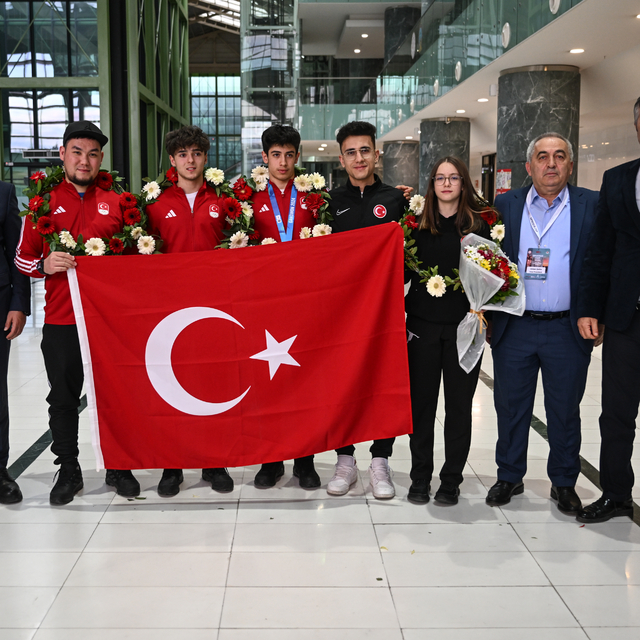 Kış Gençlik Olimpiyatları'nda gümüş madalya alan Muhammed Bozdağ, İzmir'de...