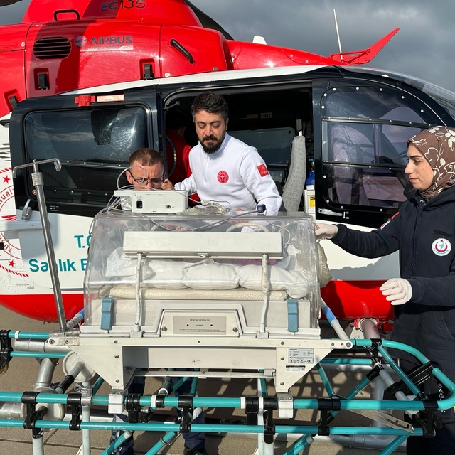 Şırnak´ta ambulans helikopter, zatürre teşhisi konulan 2 aylık Nehir için h...