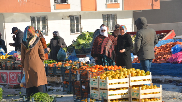 Tatvan'da açılan semt pazarı ilgi görüyor
