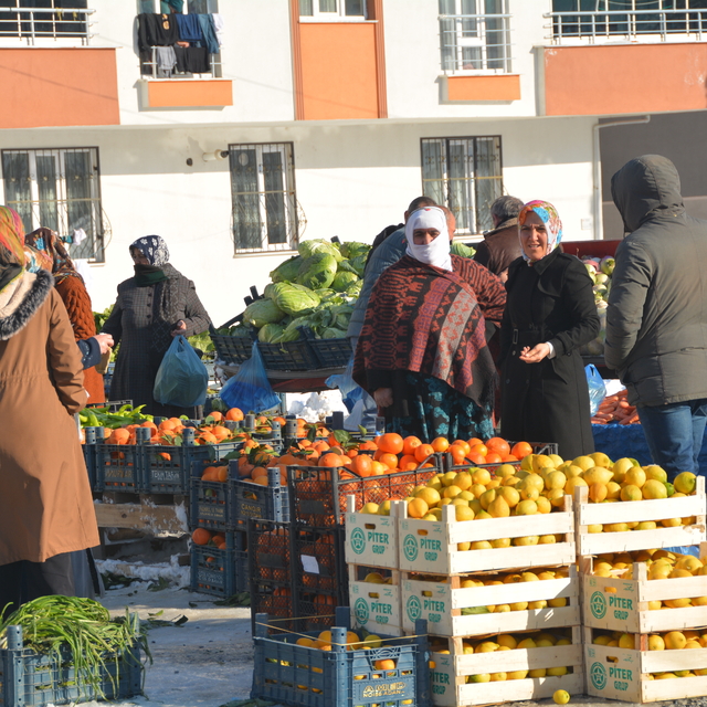 Tatvan'da açılan semt pazarı ilgi görüyor