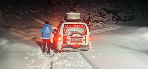 Hakkari'de yolu kardan kapanan köydeki hasta kadının yardımına ekipler yetişti