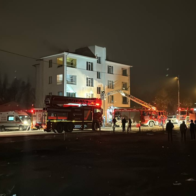 Kayseri'de 3 katlı binada çıkan yangında 1 kişi öldü, 8 kişi yaralandı