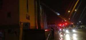 Fabrikada çıkan yangın kimyasal maddelere sıçramadan söndürüldü