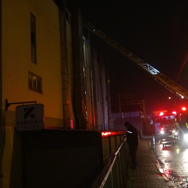 Fabrikada çıkan yangın kimyasal maddelere sıçramadan söndürüldü