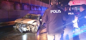 Otomobil yol ayrımındaki bariyere çarptı: 2 ölü, 1 yaralı
