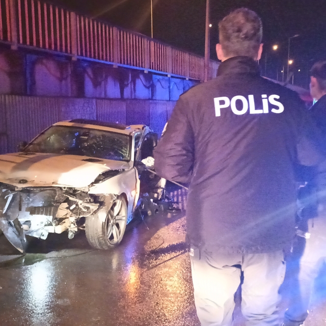 Otomobil yol ayrımındaki bariyere çarptı: 2 ölü, 1 yaralı