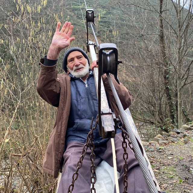 90 yaşında, 35 yıldır evine 75 metre yüksekten geçen ilkel teleferik ile ul...