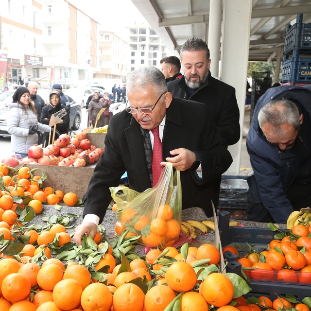 Başkan Büyükkılıç, pazarcı esnafını ziyaret etti