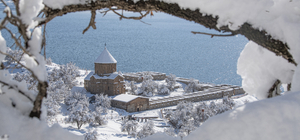 Akdamar Adası beyaz örtüsüyle ziyaretçilerini ağırlıyor