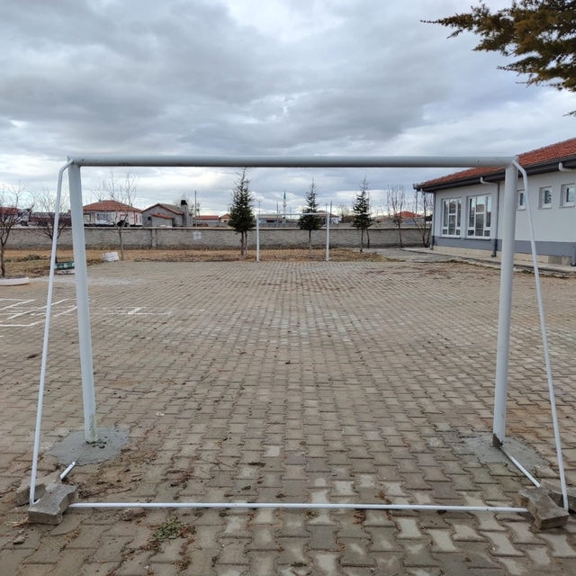 Aksaray'da köy okullarına kale ve voleybol direkleri yapıldı