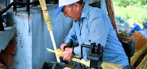 Balıkesirli Ali Usta 44 yıldır yetiştirdiği otlardan el süpürgesi üretiyor