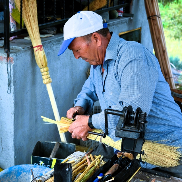 Balıkesirli Ali Usta 44 yıldır yetiştirdiği otlardan el süpürgesi üretiyor