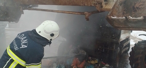 Adana'da belediyenin çöp kamyonunda çıkan yangın söndürüldü