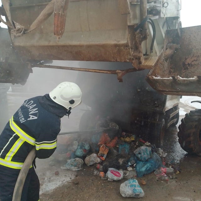 Adana'da belediyenin çöp kamyonunda çıkan yangın söndürüldü
