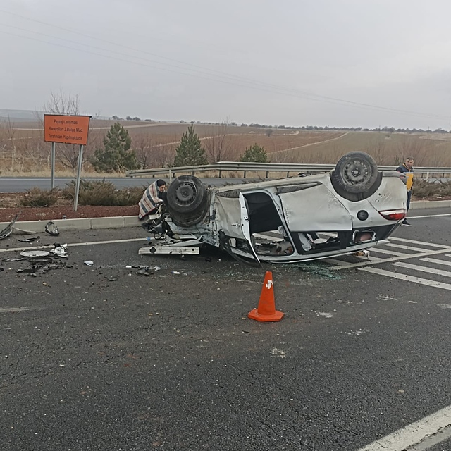 Konya'da otomobil devrildi, 3 kişi yaralandı