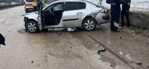 Eskişehir'de yoldaki su birikintisi nedeniyle kontrolden çıkan otomobilin s...