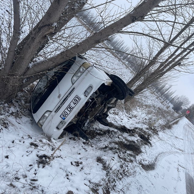 Tokat'ta minibüsün devrildiği kazada 2 kişi yaralandı