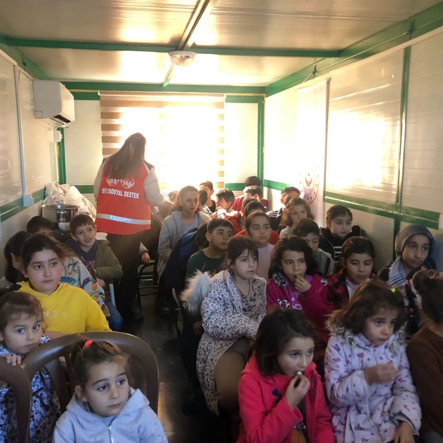 Adıyaman'da depremzede çocuklara sinema etkinliği