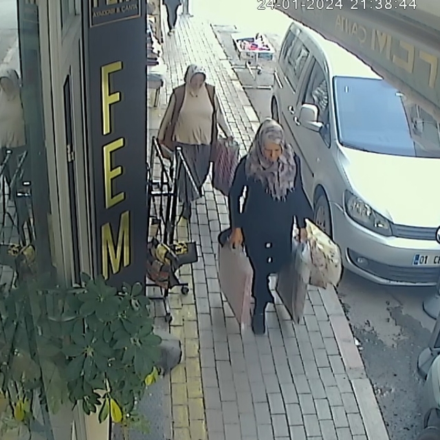 Tezgahtan kilim hırsızlığı kamerada