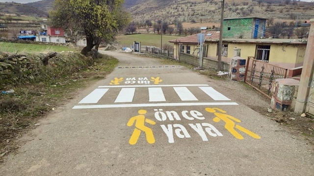 Batman'da 35 köye "önce yaya" trafik işareti çizildi