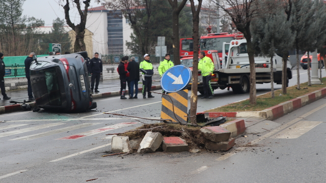 Siirt'te yan yatan otomobilden yara almadan kurtuldu