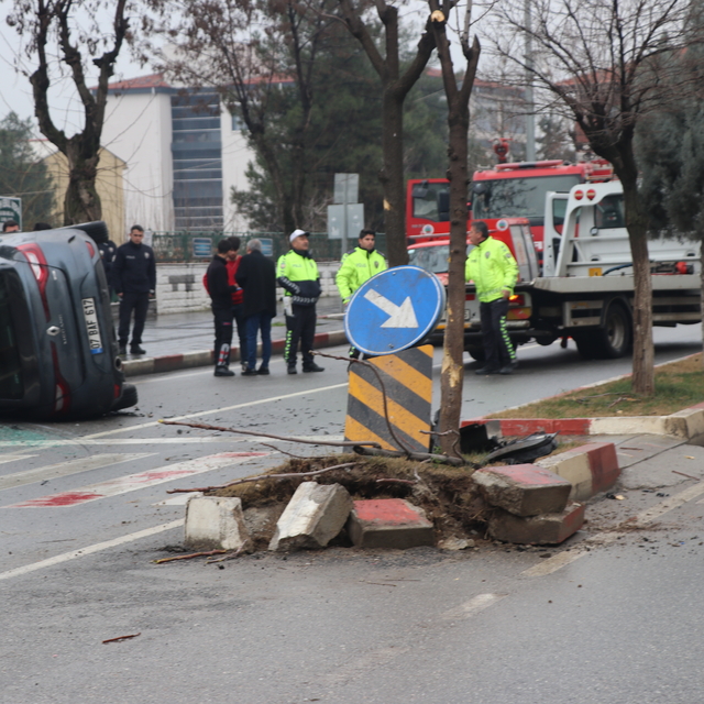 Siirt'te yan yatan otomobilden yara almadan kurtuldu
