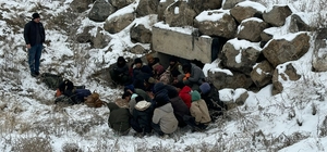 Kars'ta menfez içinde 24 düzensiz göçmen yakalandı