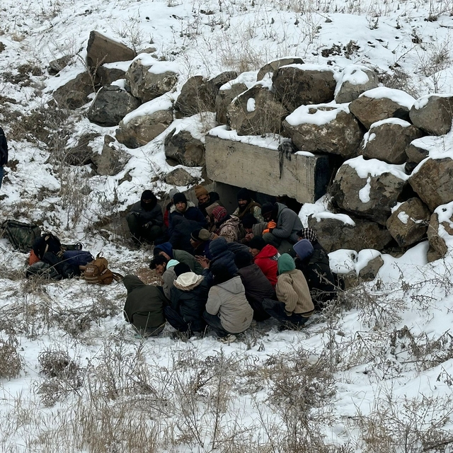 Kars'ta menfez içinde 24 düzensiz göçmen yakalandı